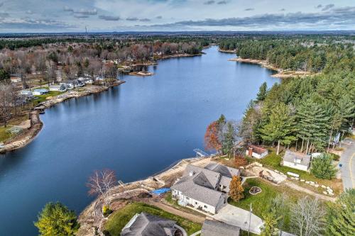 Lakefront Retreat on 18 Acres with Hot Tub!