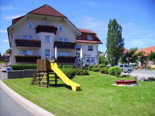 Játszótér, Gasthof-Ferienwohnung Zur Zweere in Eimelrod