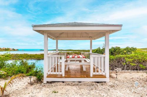 Balkon/terasa, Chalk Sound Beach Residences Near Sapodilla Bay Beach by Angel Host! in Chalk Sound