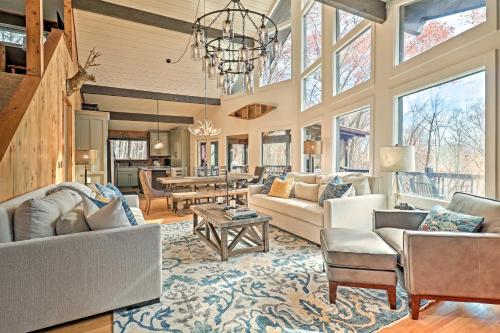 5 Mi to Ski Sapphire Valley: Cozy Retreat w/ Decks, Sapphire