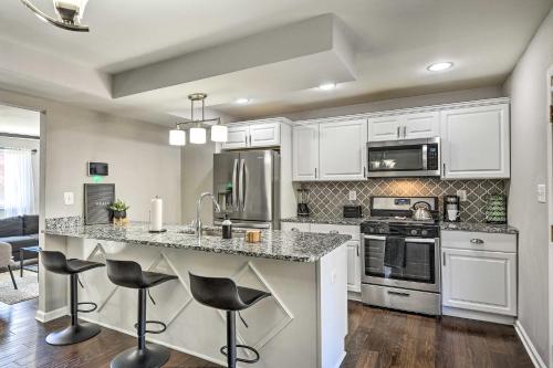 Chic Townhome with Deck 6 Mi to Dtwn Baltimore in Baltimore, USA