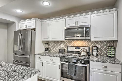 Chic Townhome with Deck 6 Mi to Dtwn Baltimore in Baltimore, USA