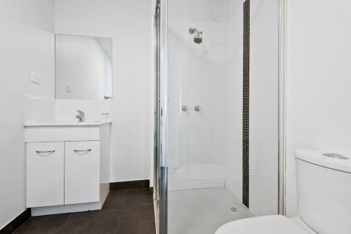 Bathroom, Executive and Spacious Apartment with Balcony in Sunshine