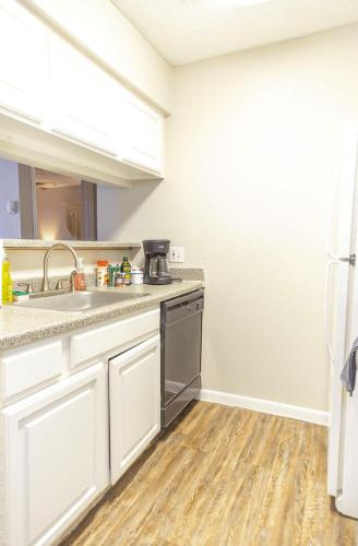 Relaxing Midland 1BR - Pool - Balcony