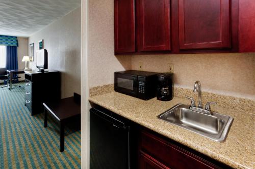 Holiday Inn Express & Suites Smithfield - Providence, an IHG Hotel