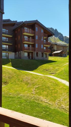 PARADISKI-BELLE PLAGNE, Altitude 2050m, APPART skis aux pieds 4 personnes in La Plagne
