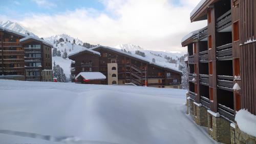 PARADISKI-BELLE PLAGNE, Altitude 2050m, APPART skis aux pieds 4 personnes in La Plagne