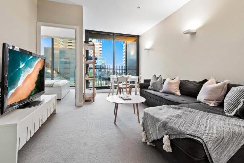 Stylish Apartment with Balcony, Great Amenities