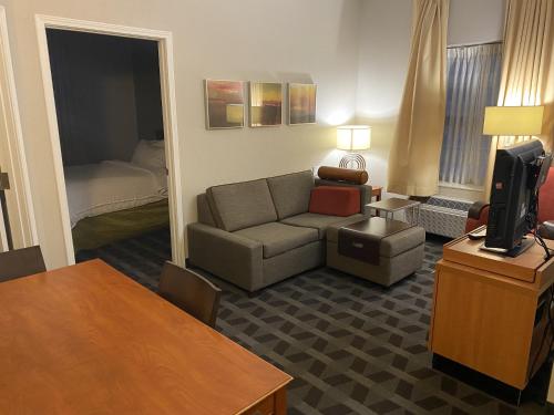 TownePlace Suites Cleveland Airport - image 2