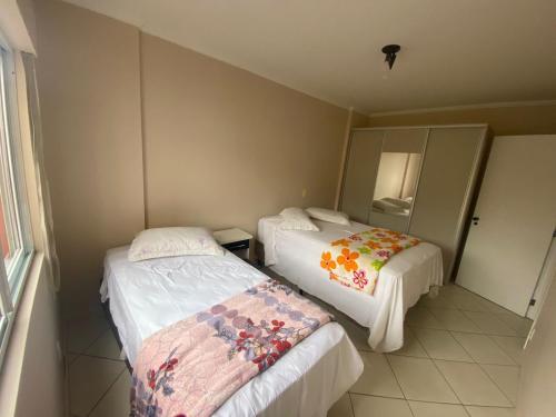 2 twin beds