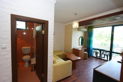 One-Bedroom Suite with Balcony image 10