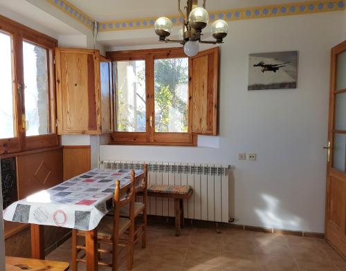 virtuve, 150m² 3 guļamistaba, 2 privāta vannas istaba Māja Guaso
 (Comfortable house in the Pyrenees with views) in Guaso