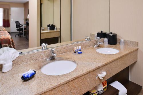 Best Western Plus Raffles Inn & Suites - image 10