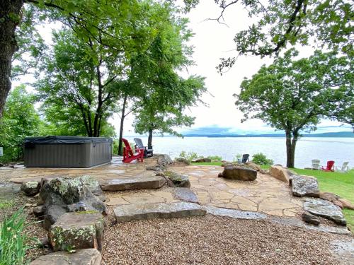 Blufftop Cabin Retreat Hot Tub and Fall Views! in Canadian, USA