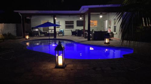 Tropical Luxury Escape Heated Pool Pets OK IMG short Drive to Gulf Beaches