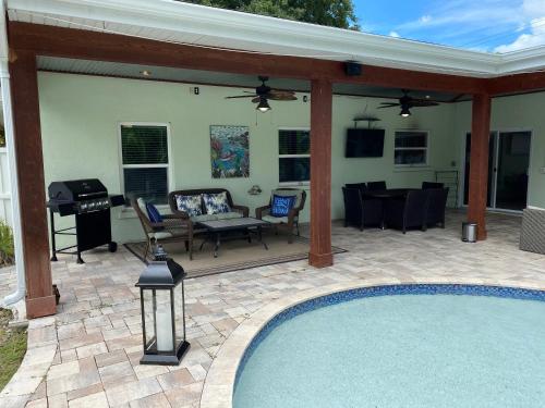 Tropical Luxury Escape Heated Pool Pets OK IMG short Drive to Gulf Beaches