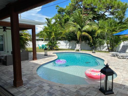 B&B Bradenton - Tropical Luxury Escape Heated Pool Pets OK IMG short Drive to Gulf Beaches - Bed and Breakfast Bradenton