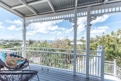 Coco's - Coastal style beach house with views
