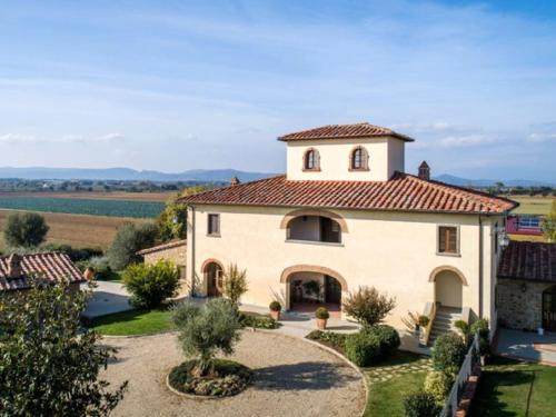 Immersed in a wide Italian-style meadow with a breathtaking view on the countrys