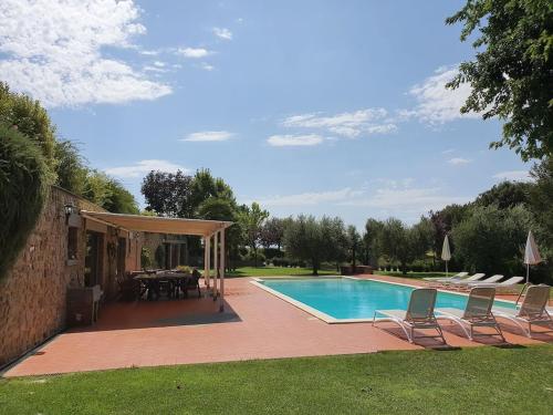 Immersed in a wide Italian-style meadow with a breathtaking view on the countrys