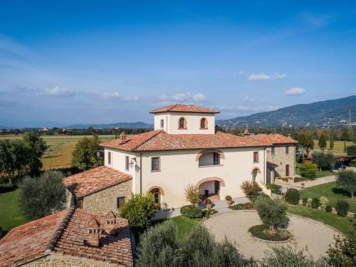 Immersed in a wide Italian-style meadow with a breathtaking view on the countrys