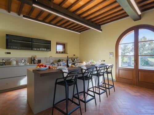 Immersed in a wide Italian-style meadow with a breathtaking view on the countrys