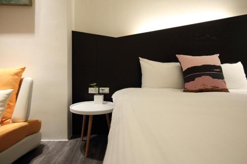 Deluxe Double Room with Balcony image 10