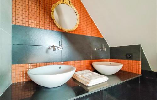 ห้องน้ำ, Nice home in Knesselare with 6 Bedrooms in คเนสเซ่ลาเร่