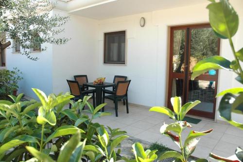 Ferienwohnung ulivo mit Pool und Privatstrand