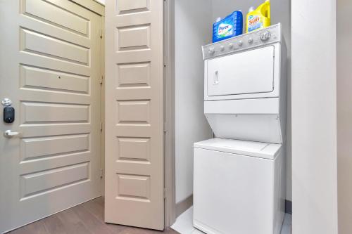 Stylish Downtown Houston Apt 1BR 1BTH W/ Pool View