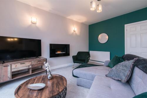 Immaculate 3 Bed House - Stunning Balcony Views