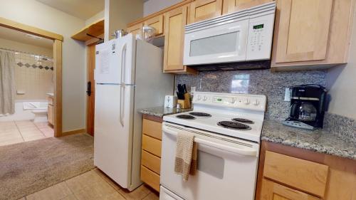 Sunstone #106 Condo - image 3