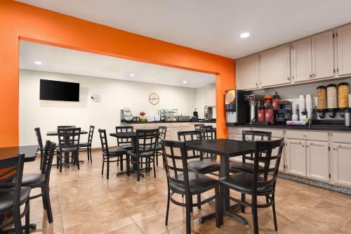 Howard Johnson by Wyndham Waterloo/Cedar Falls - image 9