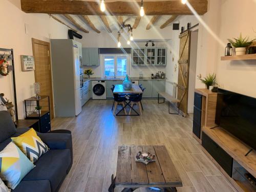  Alojamiento con amplio salón y chimenea. in Valverde