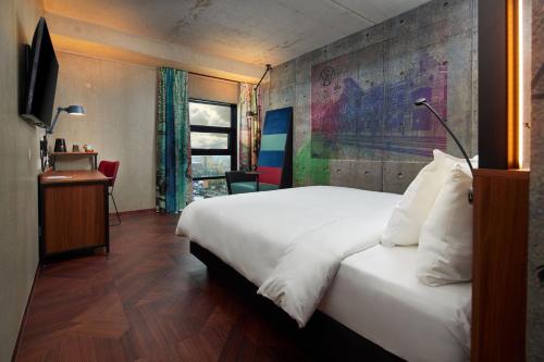 room detail thumbnail 1