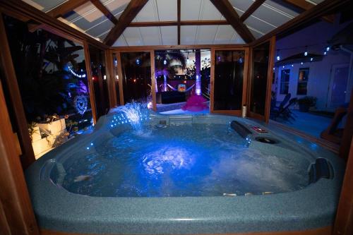 Gorgeous Urban Oasis withHot Tub, HEATED POOL and Private Movie Theater home