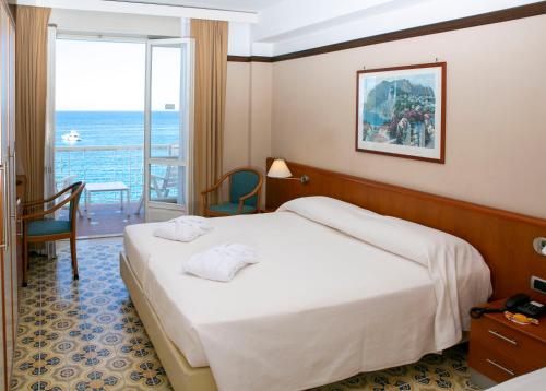 1 double bed, 1 twin bed
