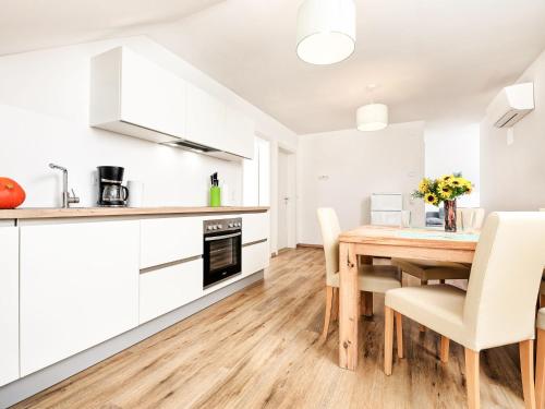  Apartment Deutschbauer - FAK101 by Interhome in Egg am Faaker See