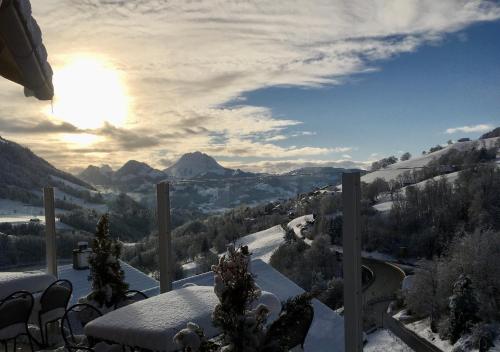 Chalet les Ecureuils Apartment Penthouse Suite in 克雷敘
