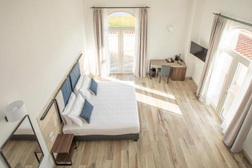 1 queen bed, 2 sofa beds