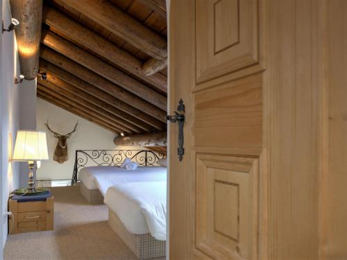 Apartment Chesa Chanella 5 by Interhome in 拉蓬夏木塞埃斯