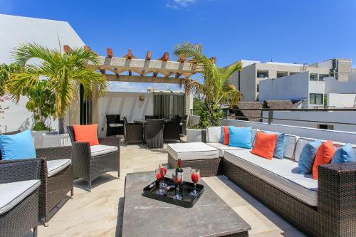 3-Level Condo with a Private Balcony & Rooftop Lounge, Playa del Carmen (photo 3)
