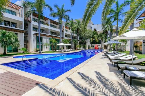 3-Level Condo with a Private Balcony & Rooftop Lounge, Playa del Carmen (photo 4)