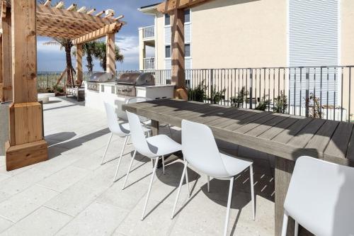 Blu Moon Condo with Private Beach Access & Fitness Center