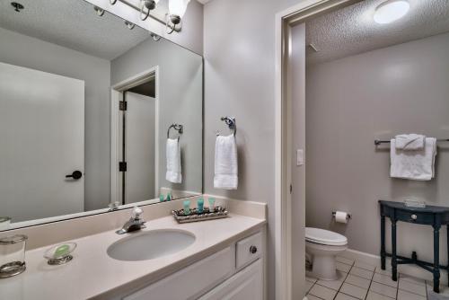Direct Gulf Views Condo with Pool & Beach Access
