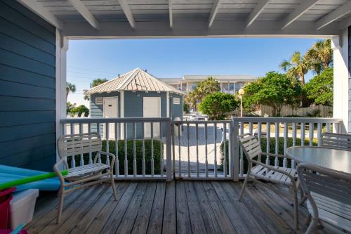 Blue Water Dream Steps Away from Pool & Beach