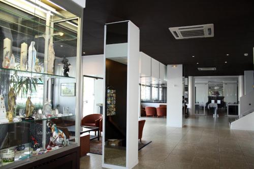 ล็อบบี้, อโดนิส ลูร์เดส์ นอเทรอดาม เดอ ลา ซาร์ต (Adonis Lourdes Notre Dame de la Sarte) in ลูร์ด