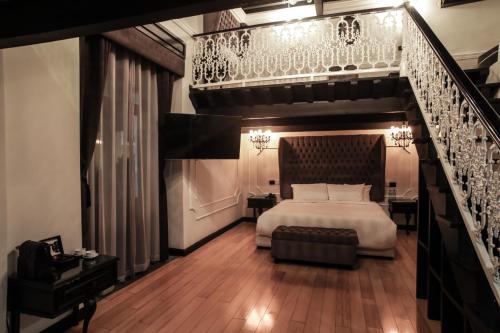 1 king bed, 1 queen bed, 1 sofa bed