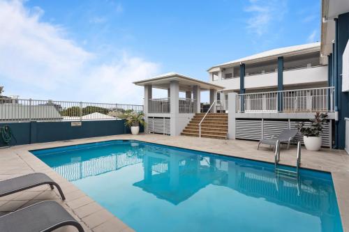 Modern and Large 2-Bed Townhouse with Pool