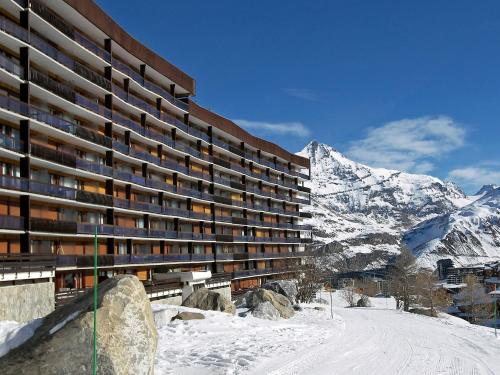 Apartment Le Bec Rouge - Le Lac-7 by Interhome in Tignes